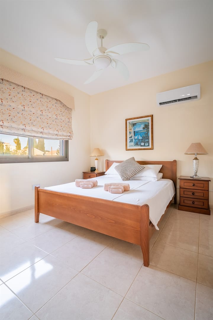 غرفة نوم مزدوجة مع نافذة تواجه الجزء الأمامي من الفيلا. تحتوي الغرفة على خزائن واسعة ومروحة سقف ووحدة تكييف/تدفئة مخصصة ومجموعة مكبر صوت/منبه مزودة بتقنية البلوتوث.
