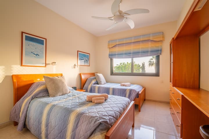 غرفة نوم مزدوجة مع نافذة تطل على الحديقة الخلفية وحمام السباحة. تحتوي الغرفة على خزائن واسعة ومروحة سقف ووحدة تكييف/تدفئة مخصصة ومجموعة مكبر صوت/منبه مزودة بتقنية البلوتوث.