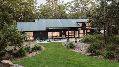 Top Airbnb: 'Marlu House' - 5BR Retreat at barranca Jervis Bay in Shoalhaven City Council