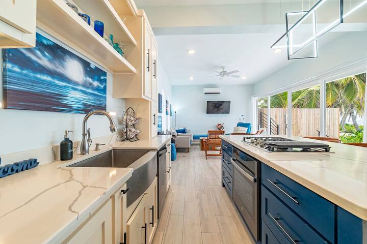 4 BR Belize Beachfront Villa w Pool, Beach & Pier gallery image 4