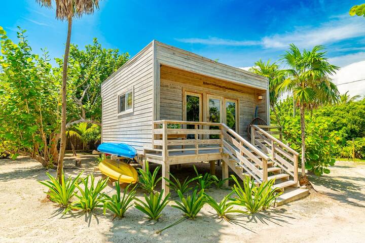 4 BR Belize Beachfront Villa w Pool, Beach & Pier gallery image 2
