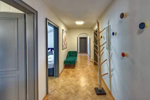New 200 m² loft with fireplace for up to 10 people.