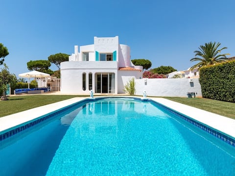 Imóvel de sucesso: Villa Pinhal - Bright villa with private pool em Quarteira