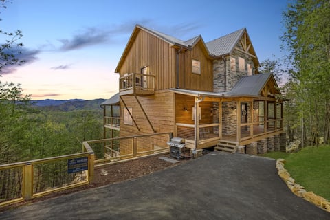 5 BR Luxury Cabin with Great View, Secluded, Wi-Fi