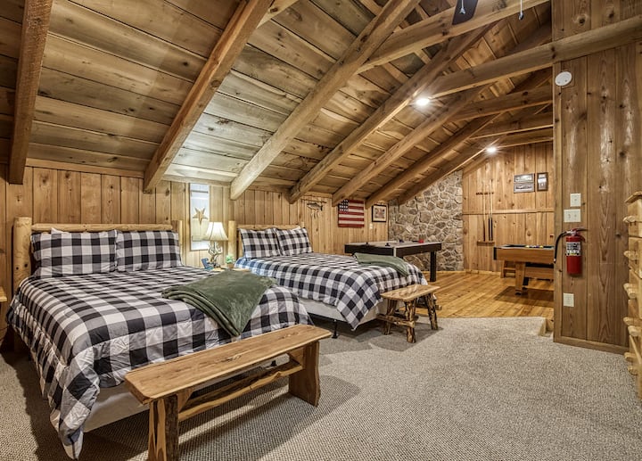 Спална соба со два брачни кревета на горниот кат