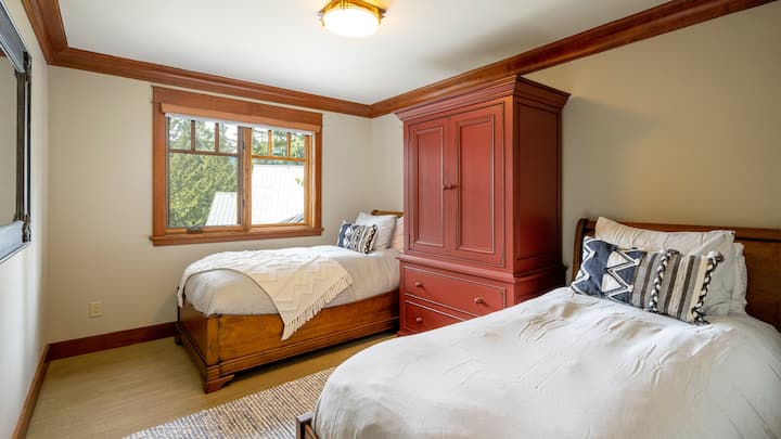 Nivel superior: tercer dormitorio con 1 cama tamaño king o 2 camas individuales