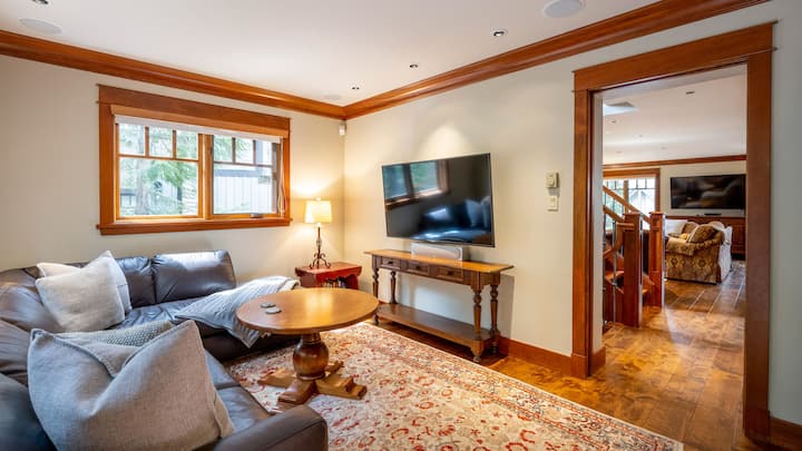 Sala de estar en la guarida principal con sofá cama tamaño queen y baño.