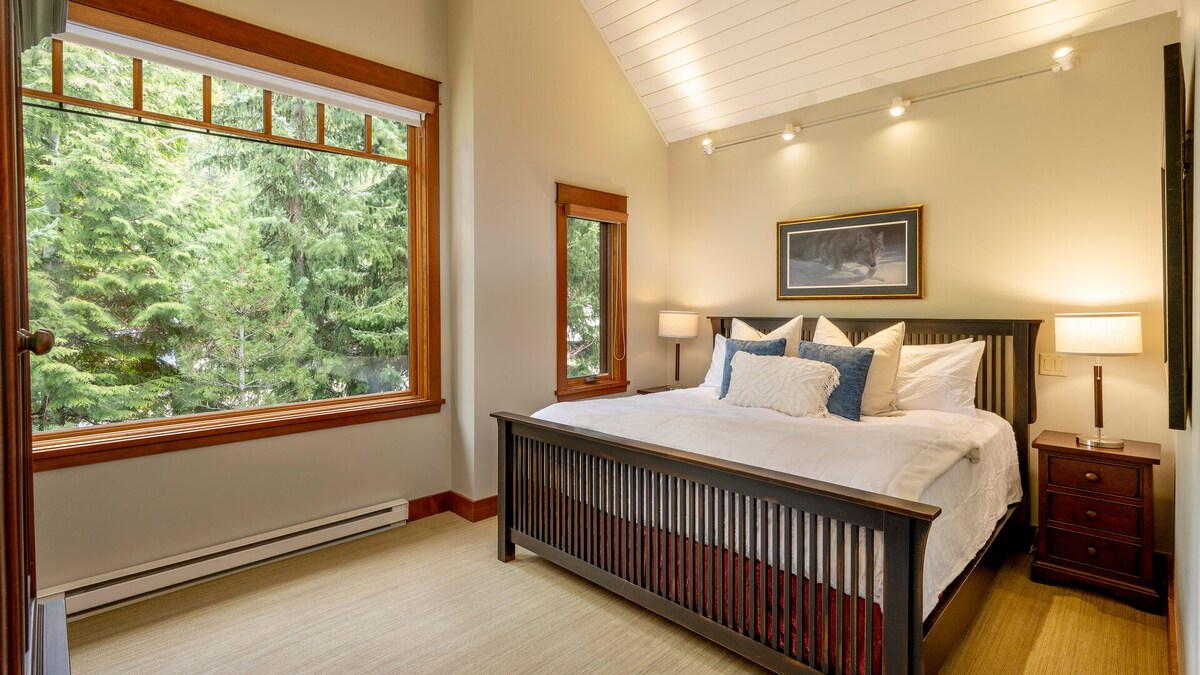 ชั้นบน - ห้องนอนหลักพร้อมเตียงคิงไซส์และห้องน้ำในตัว