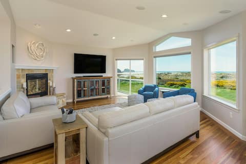 Luxe 4BR Oceanfront | Fireplace | Balcony