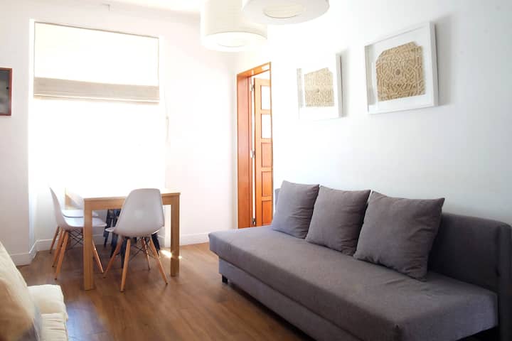 Lovely & Cosy 3br Flat On Iconic Bica Street - Seixal