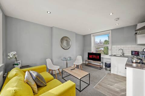 Popular Airbnb listing: Luxury apartment with parking Maidstone Town in Boxley