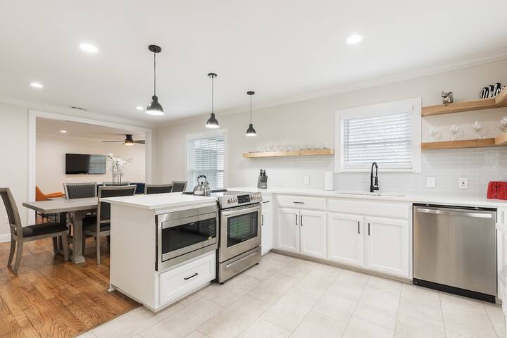 Calmont Urban Farmhouse: 4-Bedroom Stylish Stay gallery image 3