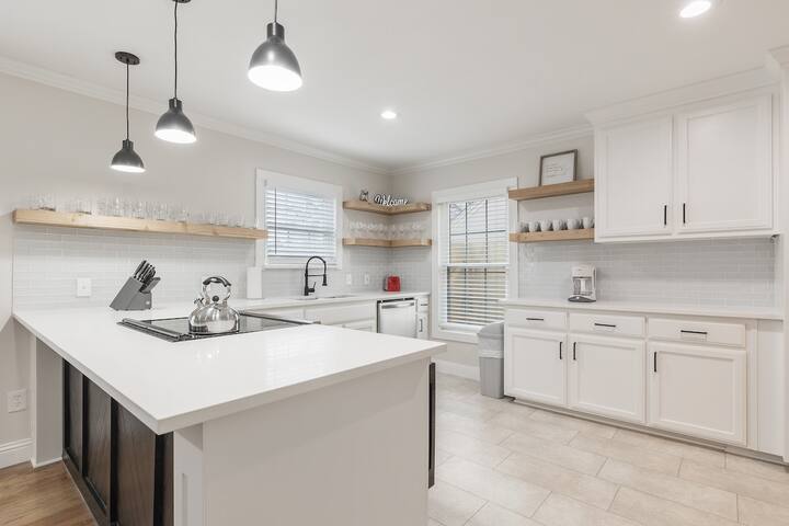 Calmont Urban Farmhouse: 4-Bedroom Stylish Stay gallery image 2