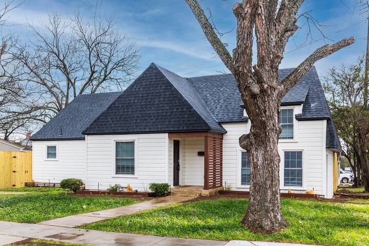 Calmont Urban Farmhouse: 4-Bedroom Stylish Stay gallery image 5