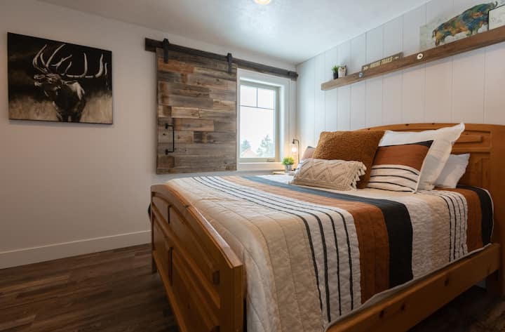 Fer à repasser Moose ~ Chambre #1 au niveau principal avec lit queen size et télévision connectée