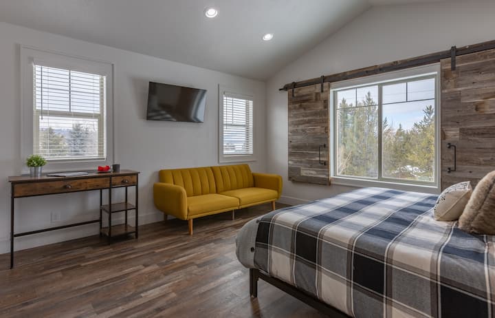 Moose en fonte ~ chambre n °3 au niveau supérieur avec lit King Size et télévision connectée