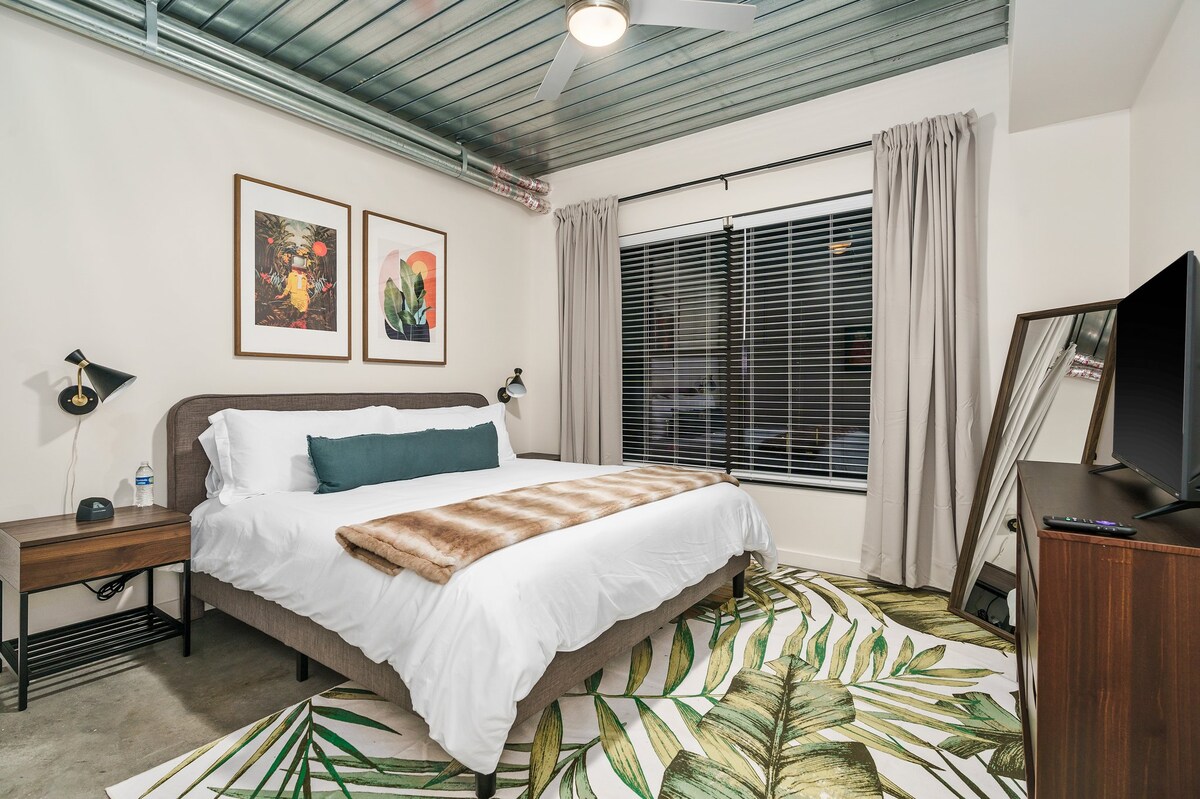 Disfruta de una noche de descanso en una cama de espuma viscoelástica en este acogedor dormitorio.