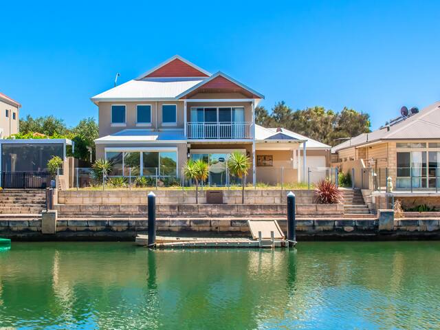 “Waterlily House”- Luxury, Canal, Jetty, Sleeps 14 gallery image 2
