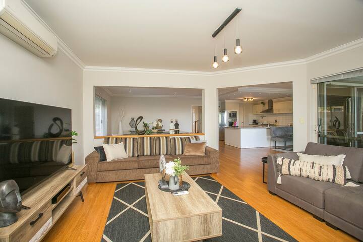 “Waterlily House”- Luxury, Canal, Jetty, Sleeps 14 gallery image 5