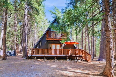 A-Frame Cabin w/ Hot Tub near Mount Lassen Park