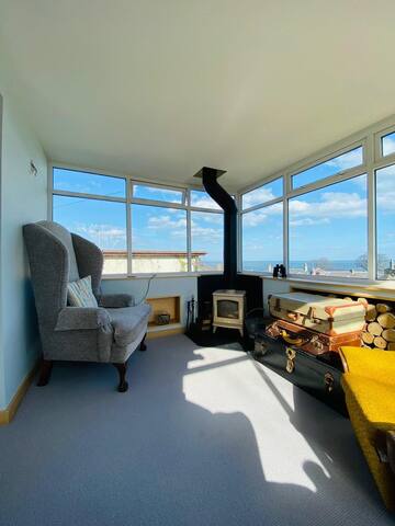 Large,sunny, 4/5 bed seaside house close to beach gallery image 5