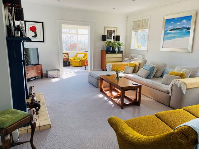 Large,sunny, 4/5 bed seaside house close to beach gallery image 2