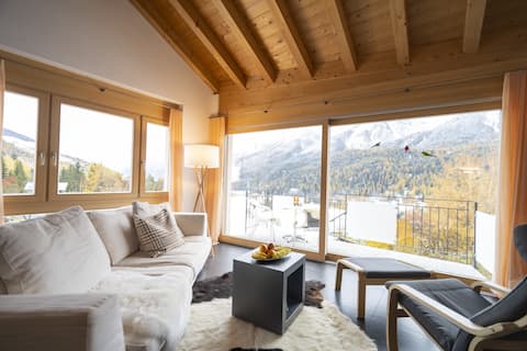 Chasa Capricornin: Modern And Spacious Attic Flat