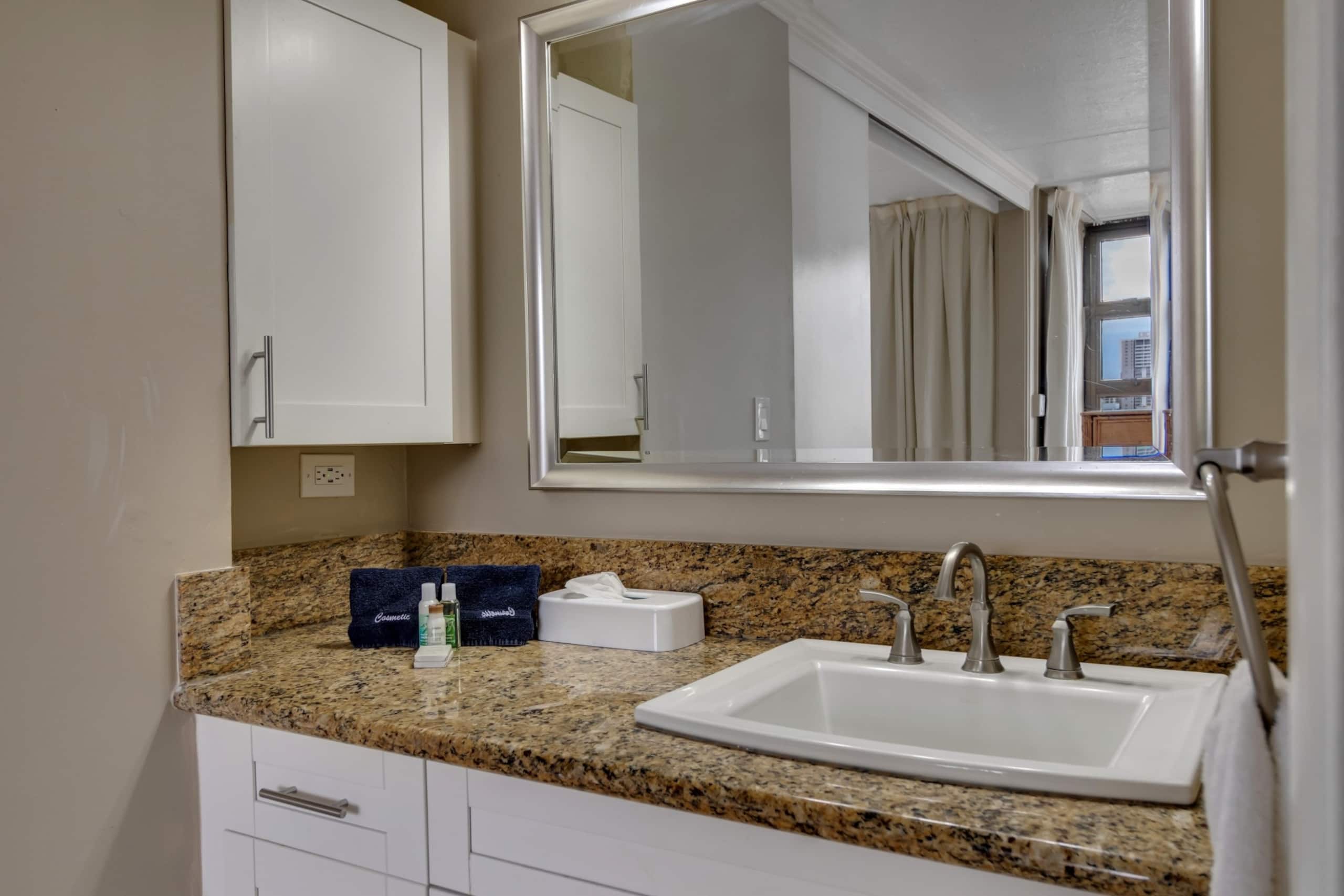 Condo in Honolulu · ★4.0 · 1 bedroom · 2 beds · 1 private bath - Image 21