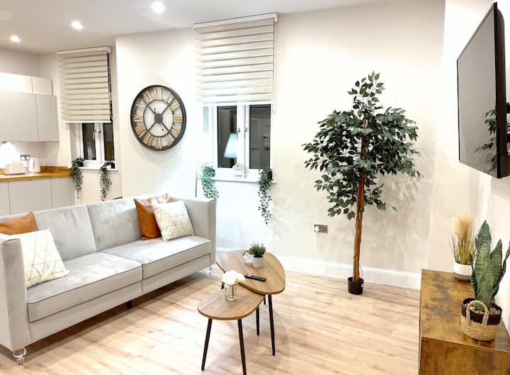 Shrewsbury Modern 1 Bedroom Flat By Bevolve Apartments for Rent in