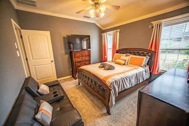 ห้องนอนใหญ่พร้อมห้องน้ำในตัว