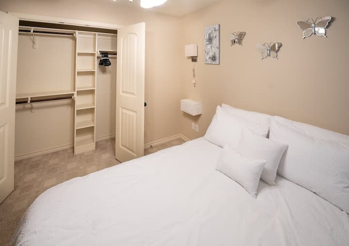 ห้อง 2 มีโคมไฟติดผนังพร้อมปลั๊กชาร์จเพื่อความสะดวกสบาย 