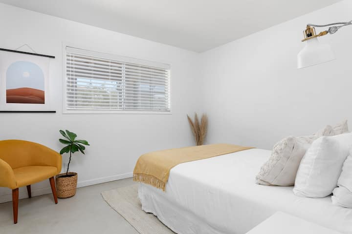 Bedroom 2 w/ Seating