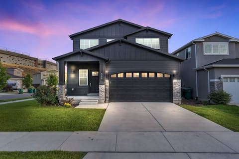 LOCATION!  3ba/3bd  BLK MODERN UPSCALE HUGE HOME!