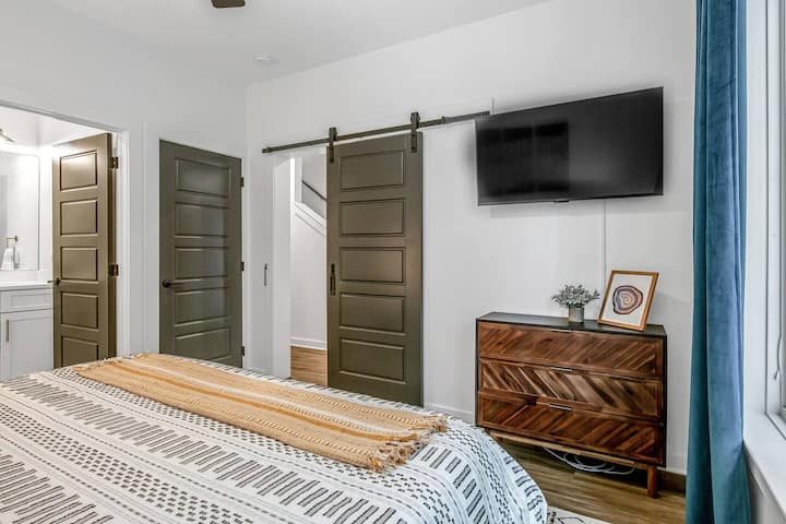 Bedroom 1 - Cozy King Bed with private bath