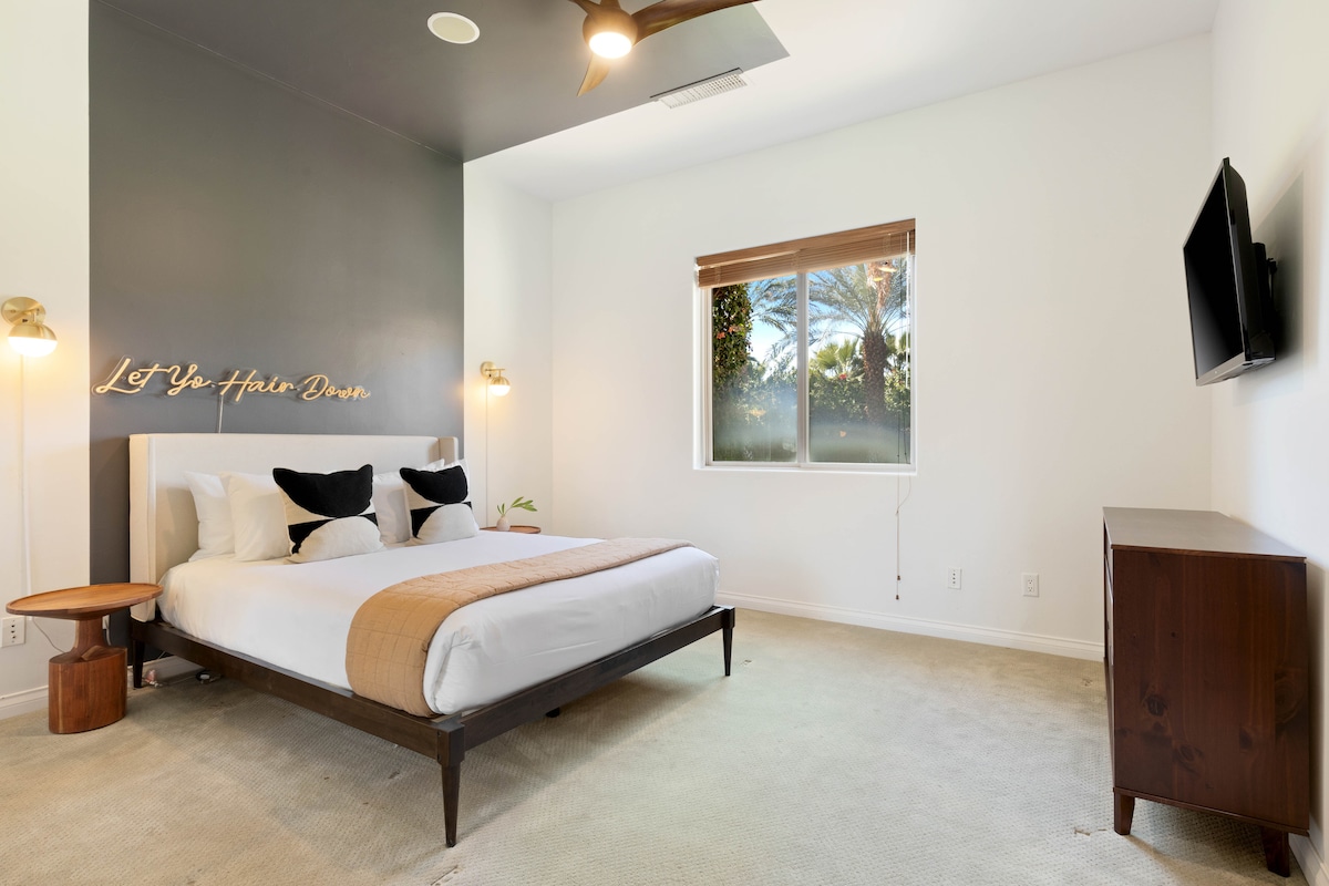 El dormitorio 5 cuenta con una cama tamaño queen.