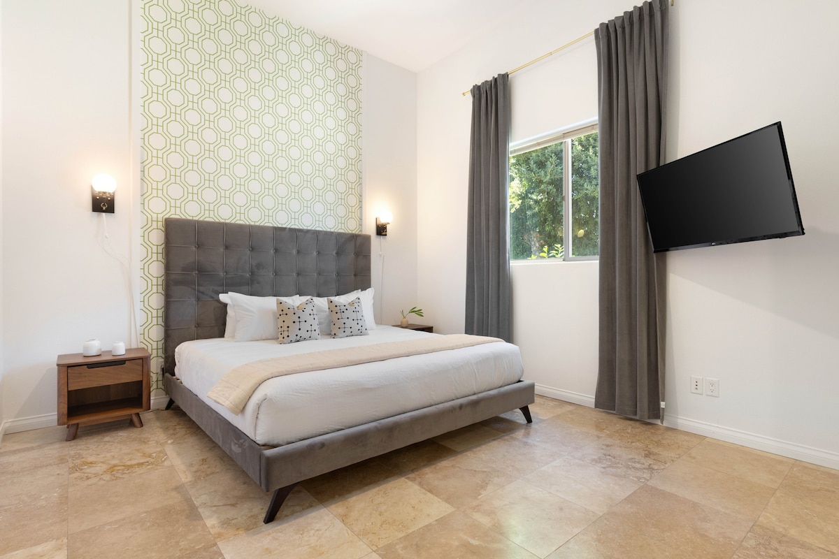 El dormitorio 7 cuenta con una cama tamaño king.