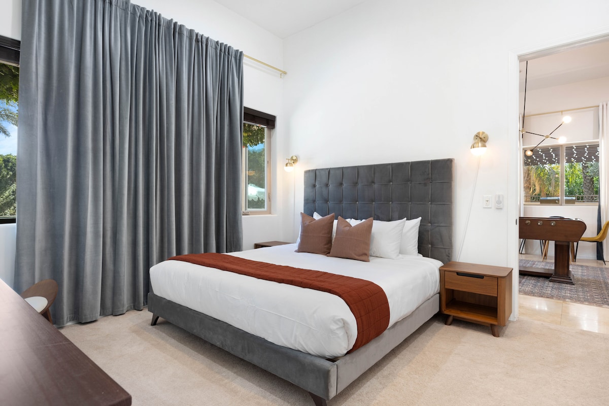 El dormitorio 6 cuenta con una cama tamaño king y TV.