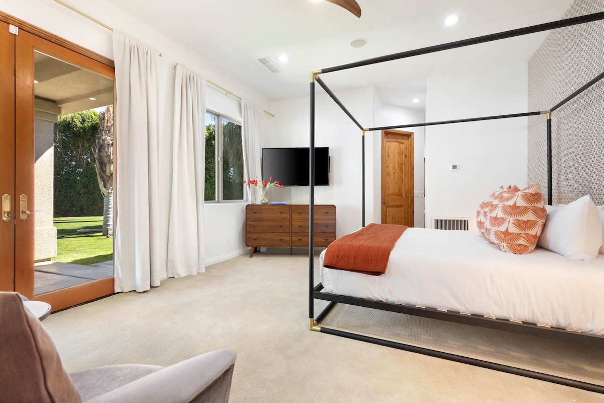 El dormitorio principal cuenta con una cama tamaño king.