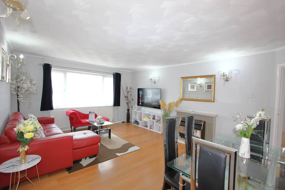 Cheerful 3 Bedroom 2 Bathroom Bungalow by CozyNest — photo 1