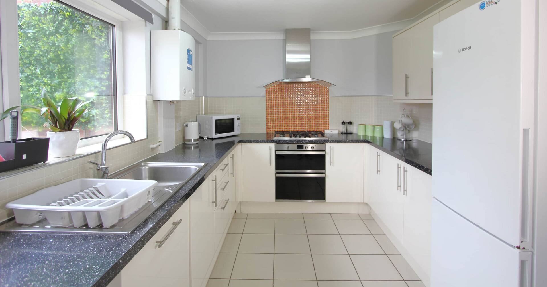 Cheerful 3 Bedroom 2 Bathroom Bungalow by CozyNest — photo 5