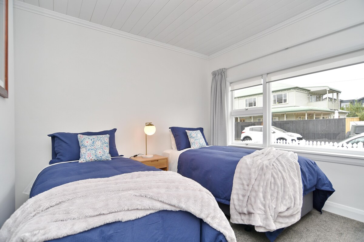 Chumba hiki cha kulala cha pili chenye starehe kina vitanda viwili vya mtu mmoja, vinavyofaa kwa marafiki, wenzako, au watoto. Chumba hicho ni angavu na cha kukaribisha, chenye mashuka safi na matandiko laini ili kuhakikisha ukaaji wenye utulivu.