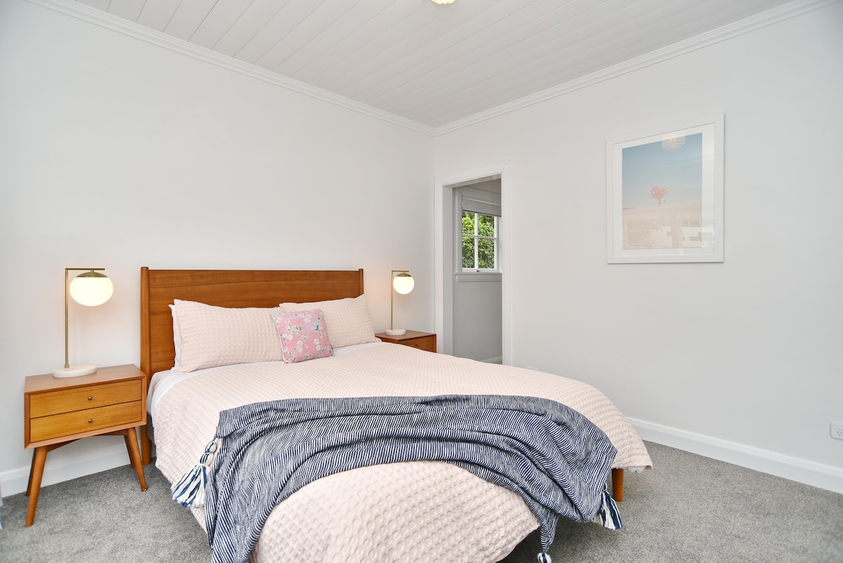 Pumzika katika chumba kikubwa cha kulala chenye nafasi kubwa kilicho na kitanda cha ukubwa wa kifalme kilicho na mashuka laini na matandiko yenye starehe kwa ajili ya kulala usiku kwa utulivu. Mwangaza wa asili unajaza chumba mchana, na kuunda mazingira ya uchangamfu na ya kuvutia.