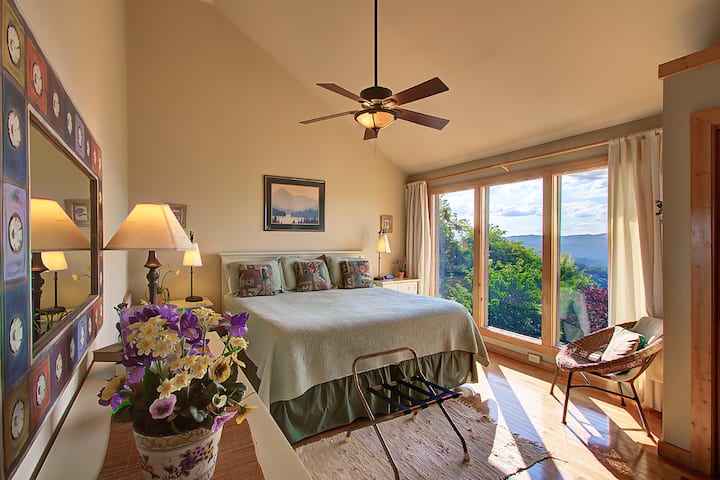 Dormitorio tamaño king en el tercer piso con bañera de hidromasaje extragrande contigua, vista a la montaña Chilhowee.