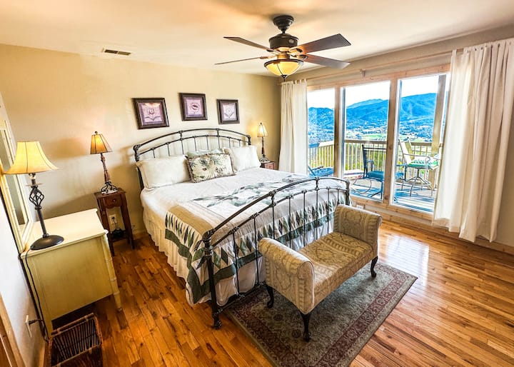 Suite con dormitorio tamaño king en el segundo piso, vistas al monte Le Conte, Cove Mtn, frontera del Parque Nacional.