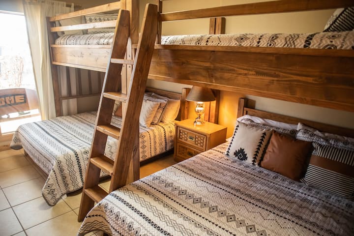 Habitación con literas de primer nivel: ¡camas tamaño queen completas (con TV vía satélite)!