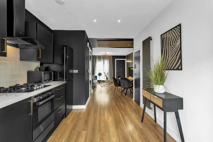 Salford Quays Luxury Safari Retreat+parking Space - Manchester