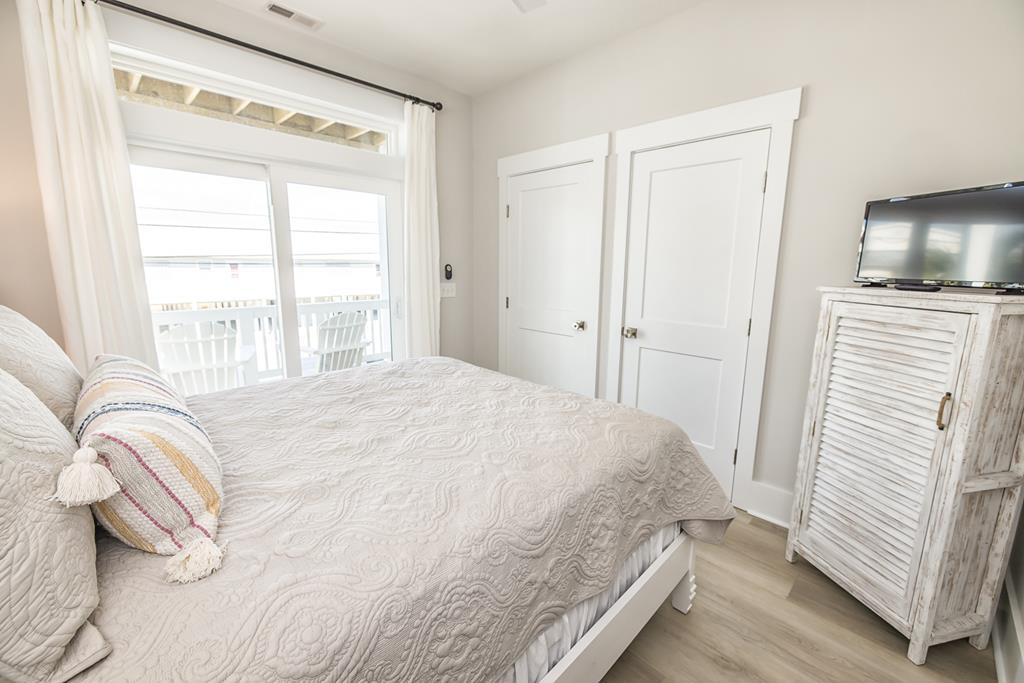 Спалня за гости 2 - Roku телевизор, достъп до тераса