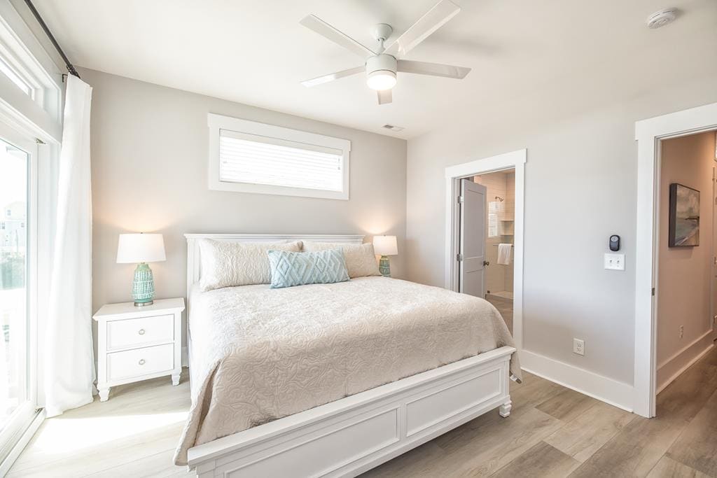 Основен спален суит 1 - екстра голямо двойно легло, самостоятелна баня