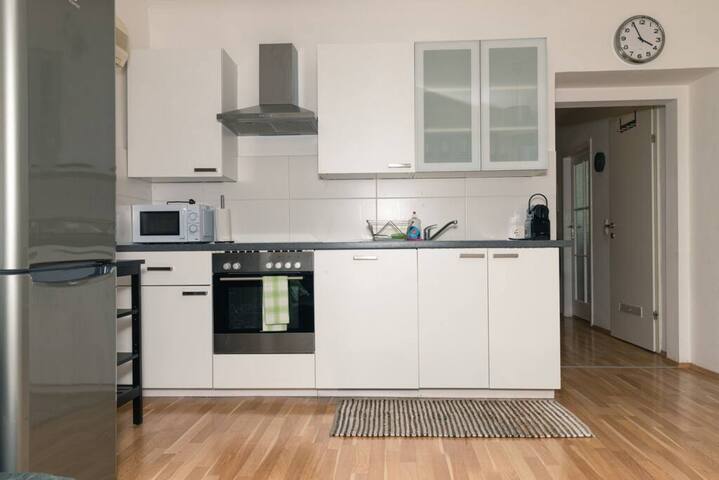 AirConditioned Central Top Floor 2-br Apartment gallery image 4