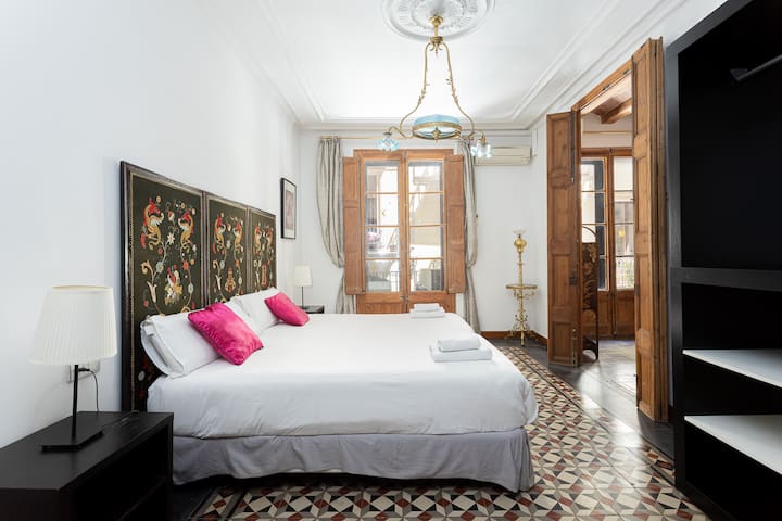 Charming Art Nouveau Plaza Catalunya